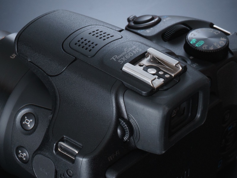 ホットシューには、EOSシリーズと共通の外部ストロボなどを装着できる