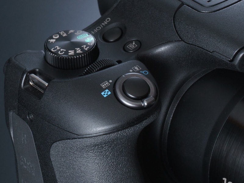 シャッターボタンの後ろには、絞りやシャッター速度などを切り換えるための電子ダイヤルを装備する