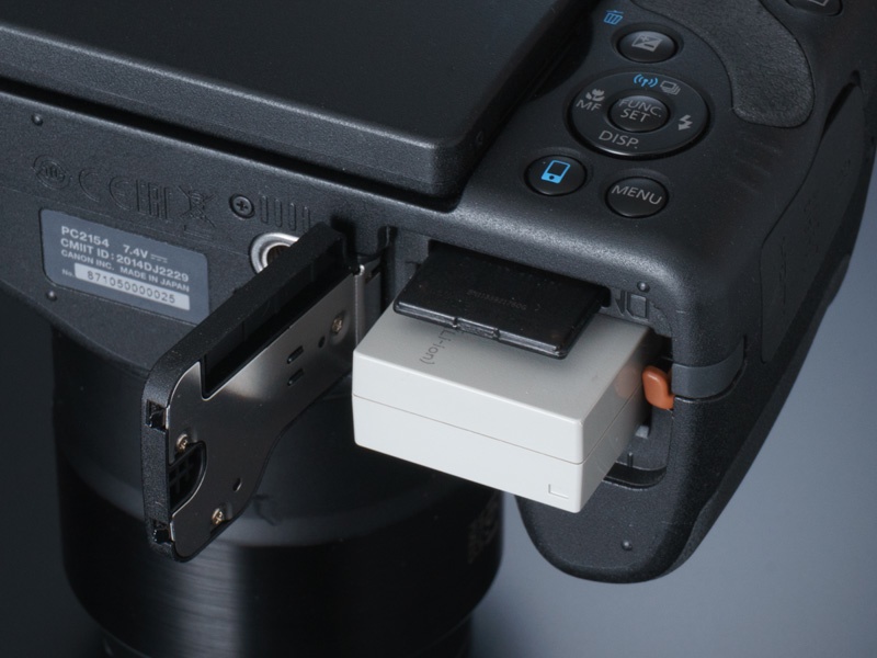 電源はリチウムイオン充電池。CIPA準拠の撮影可能枚数は、液晶モニター使用時で約340枚