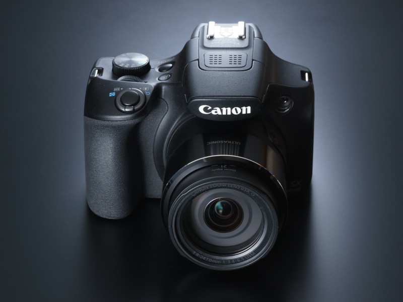 曲線的なシルエットラインが美しい端正なデザイン。天面には動画用のマイクを備える