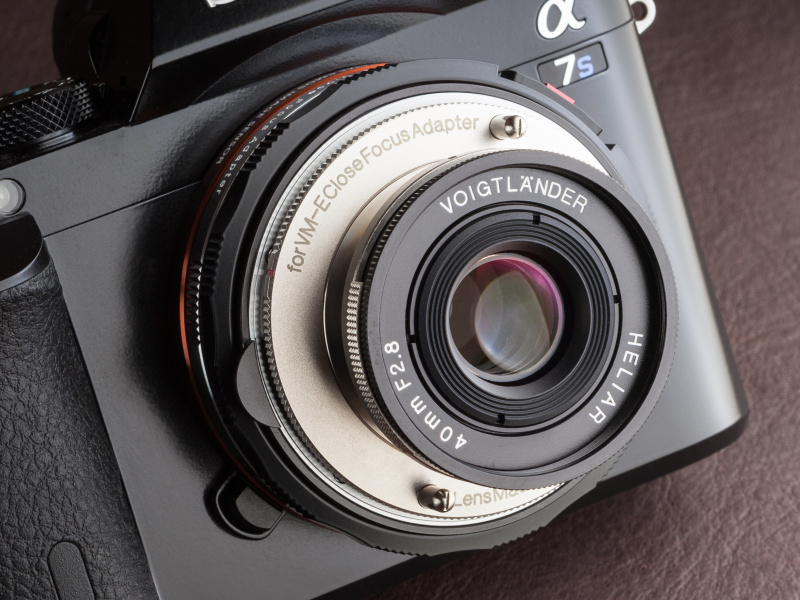 VM-Eクローズフォーカスアダプターを併用する沈胴式レンズ。希望小売価格は税込4万9,680円。今回はソニーα7Sで試用した