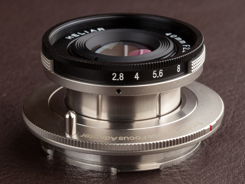 ヘリコイドを持たないため、鏡胴を伸ばした状態でも全長21.4mmと薄いレンズだ