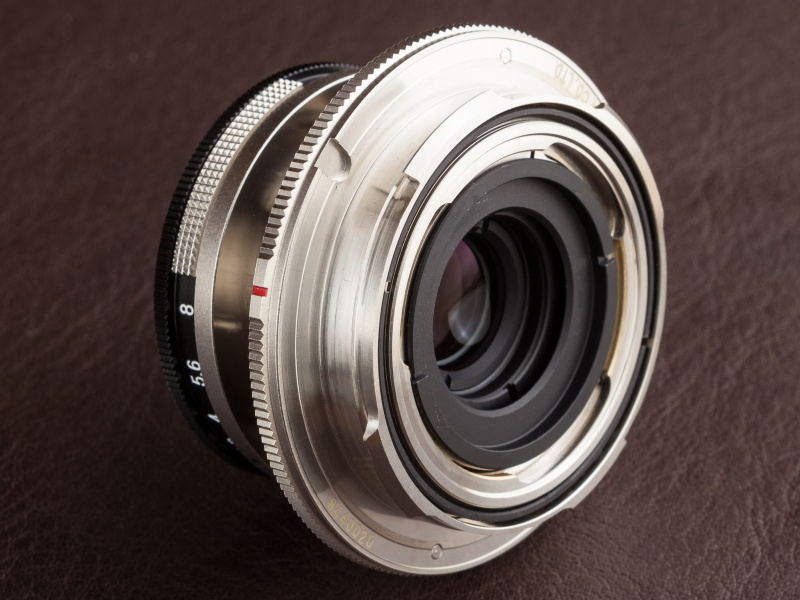 ライカM互換マウントなのでM型ライカなどに装着可能だが、レンズ単体ではピント調整できない