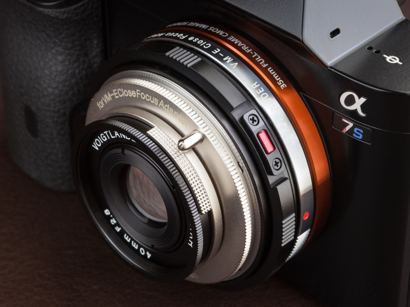 沈胴するとレンズの全長はわずか12.6mm。もちろん内部干渉の心配は無用だ