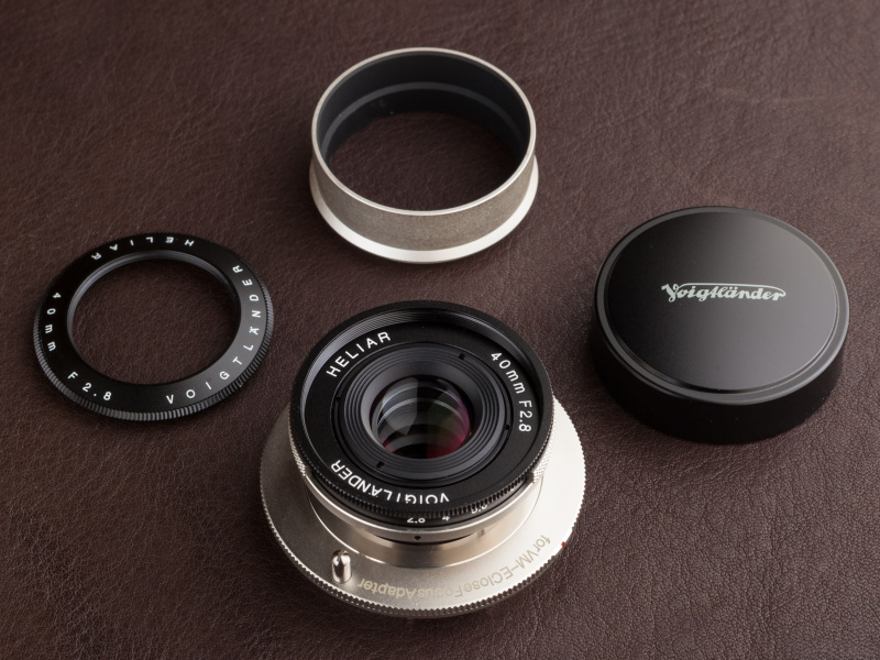 本レンズには2種類のレンズフードが付属。ドレスアップ的な要素も考慮したレンズだ