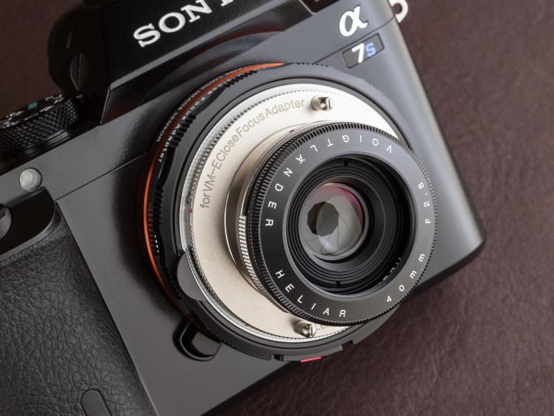 ドーム型フードを装着した状態。絞り羽根は10枚で、絞り込むと円形に近い形状になる