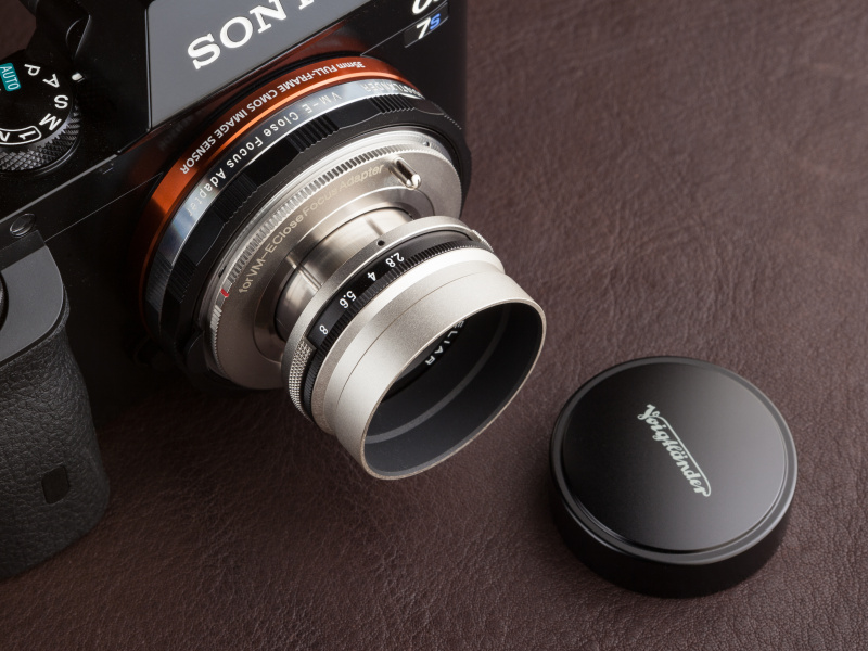 ストレート型フードはニッケル仕上げを採用。深めのキャップも付属している