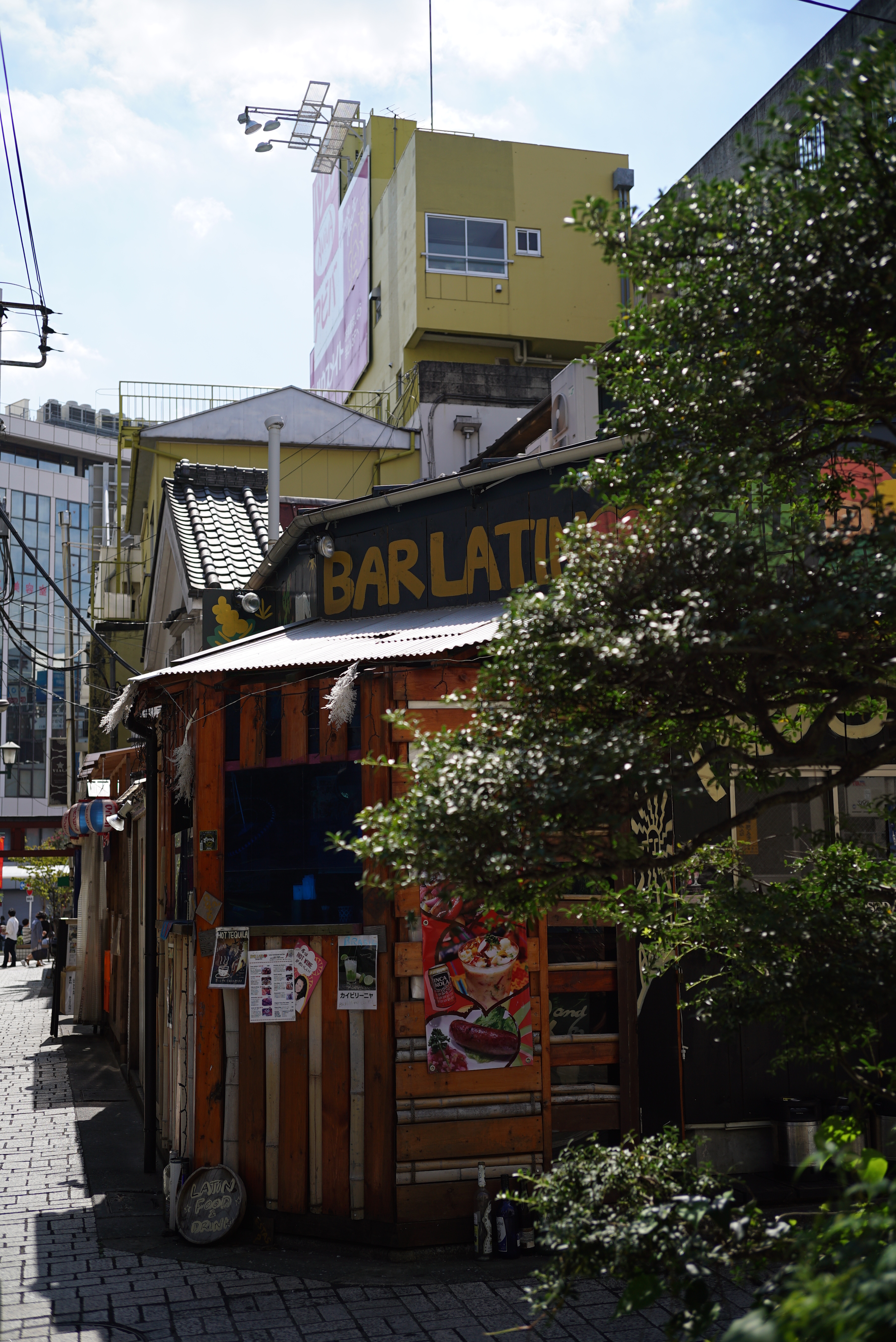 逆光条件でもフレアやゴーストはよく抑えられている。積極的に逆光撮影できるだろう。α7S / 1/800秒 / F5.6 / 0EV / ISO100 / 40mm