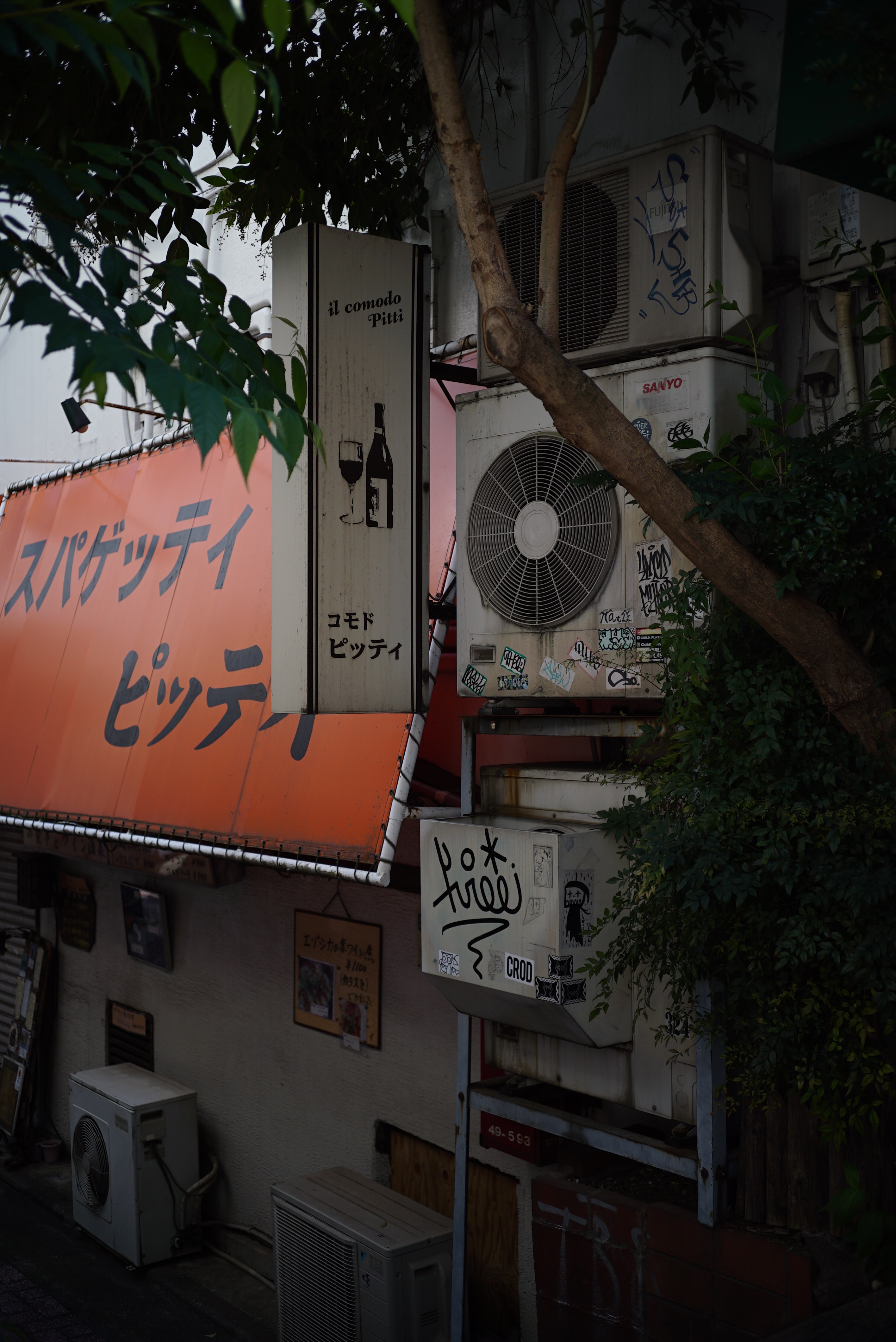 アンダー目で薄暗がりを強調した。シャドウに粘りが感じられる。α7S / 1/500秒 / F2.8 / -1.3EV / ISO100 / 40mm