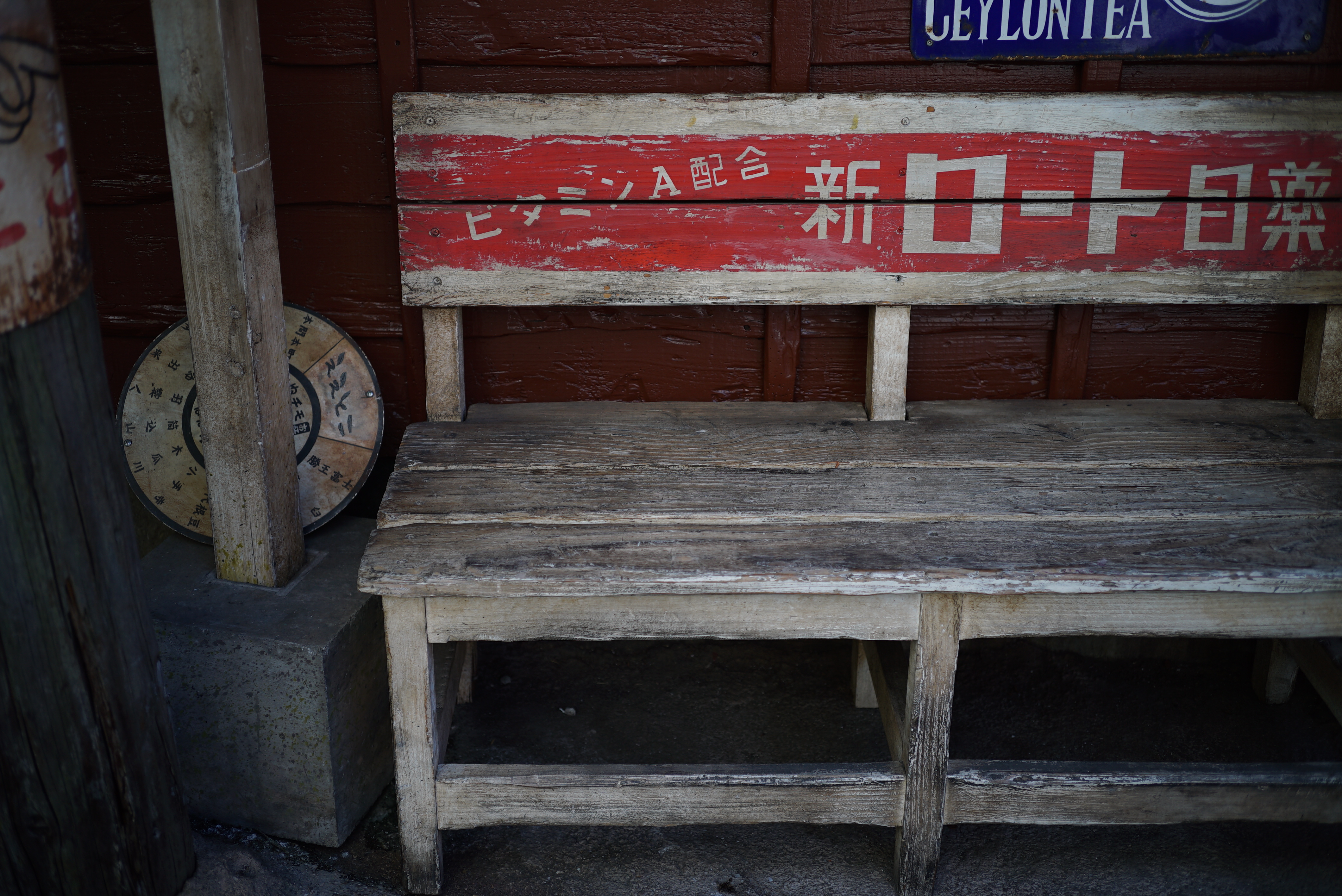 開放の周辺減光を活かし、白いベンチを際立たせてみた。α7S / 1/320秒 / F2.8 / -0.7EV / ISO100 / 40mm