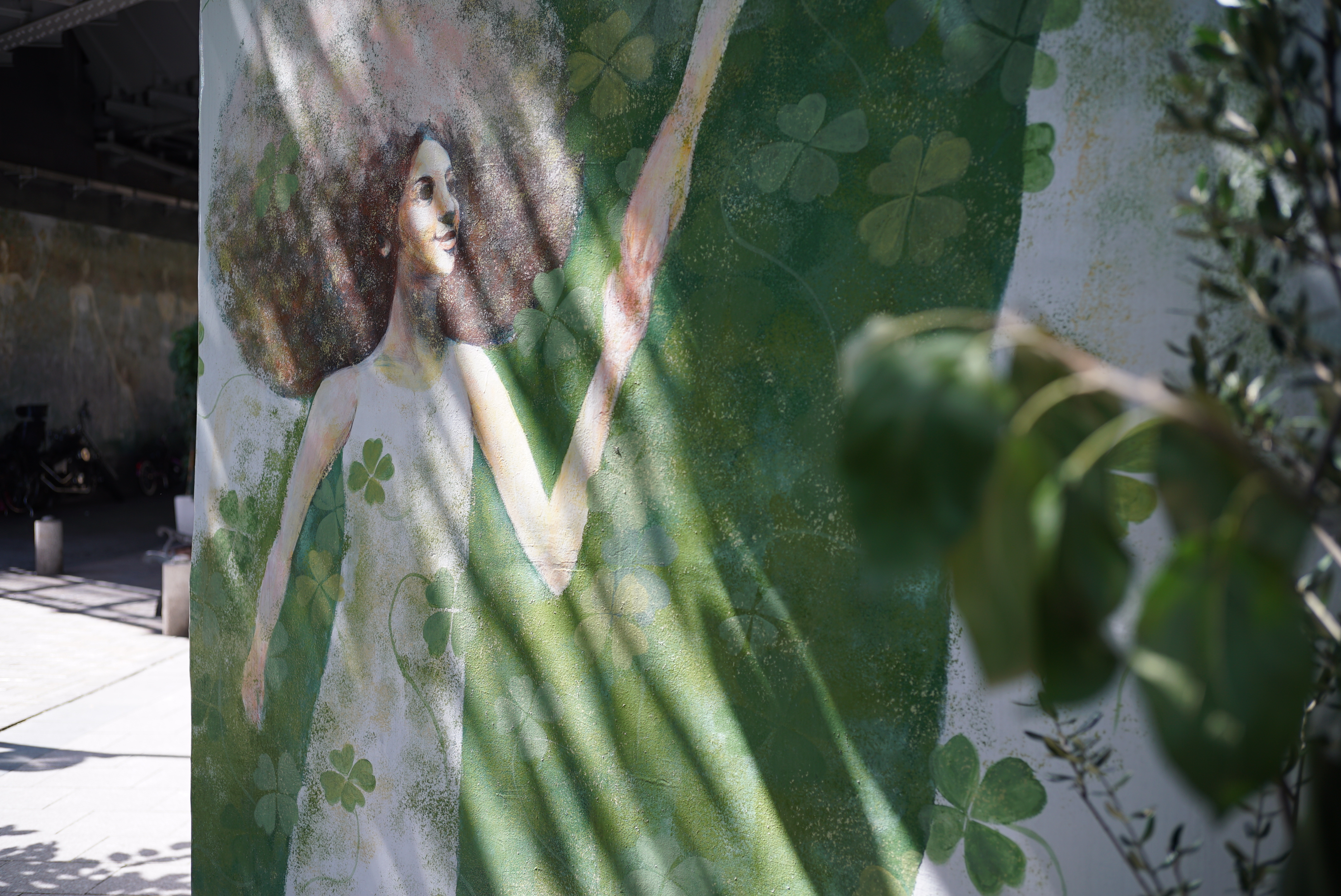 壁の細かい凹凸までよくとらえている。ナチュラルなコンラストが心地良い。α7S / 1/200秒 / F4 / 0EV / ISO100 / 40mm