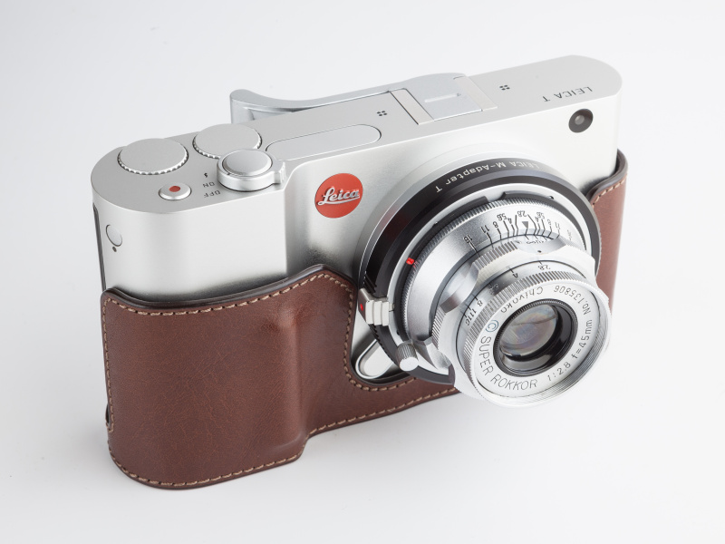 ゲリズのライカTレザーケースはグリップ部分を隆起させ、ホールド感を向上している