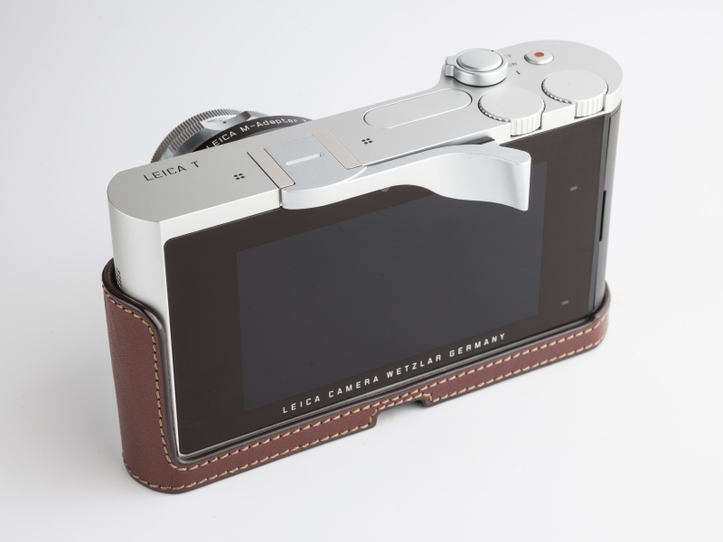 背面はオープンタイプになっている。ブリッジがないため、サムグリップの装着を妨げない