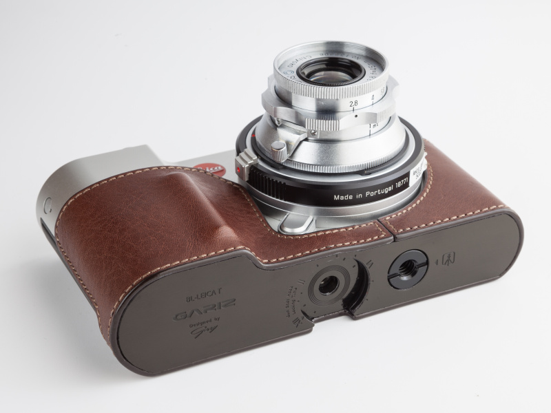 底面は金属プレートを採用。専用ネジで三脚穴に固定する。別途三脚穴を搭載している