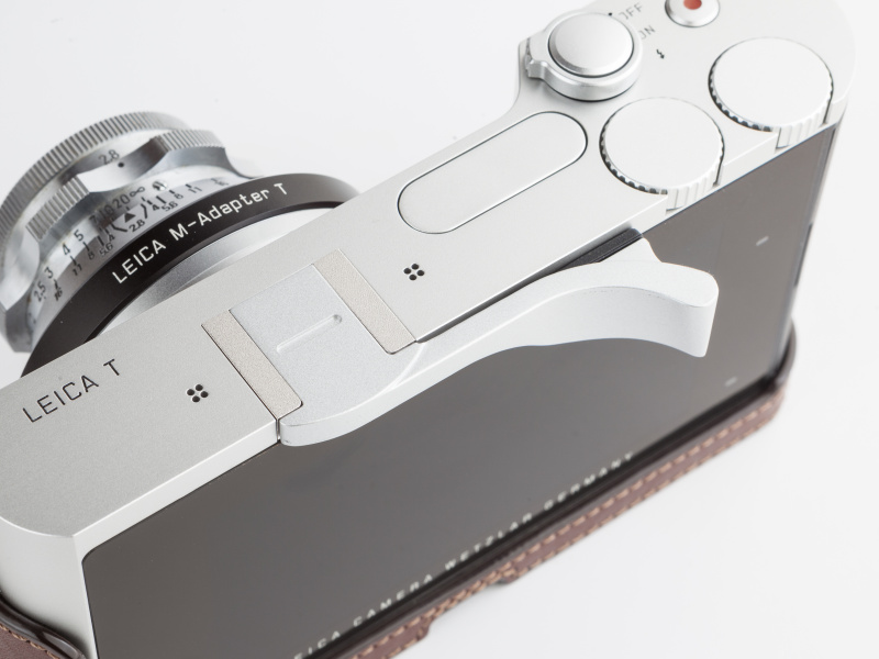 マッチテクニカルのライカT用サムズアップはスマイルカメラにて2万5,500円だ