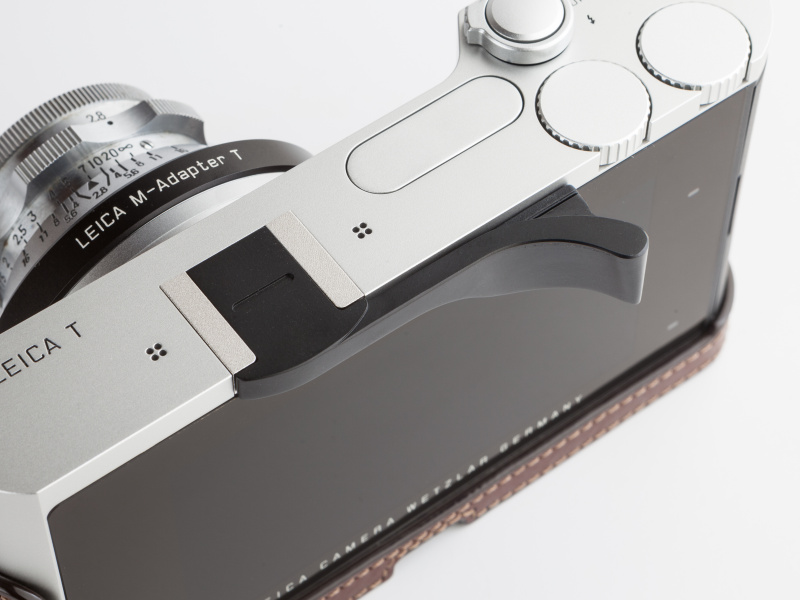 カラーバリエーションはシルバーとブラックの2色展開。ボディと一体感のあるデザインだ