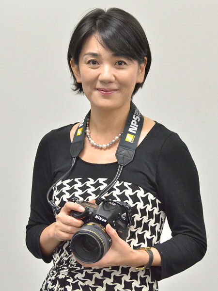 講師の今道しげみ先生。最近、購入したニコンD750と一緒に。35mmフルサイズなのにそれほど重くないところが購入の決め手だったそうです。