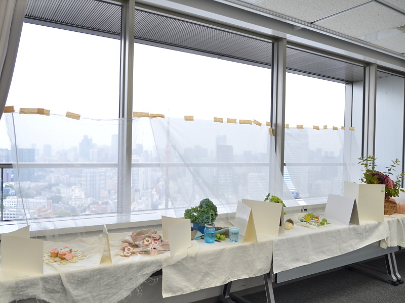 ニコンカレッジの会場。窓には光をやわらげるレース地の布が貼られ、逆光状態になるようにモチーフが組まれていました。モチーフとモチーフの間はレフ板で区切られています。