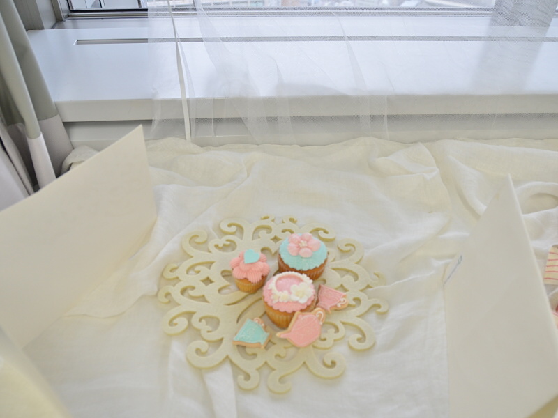 ピンクと水色の淡い色合いがかわいいシュガーアートのカップケーキ。