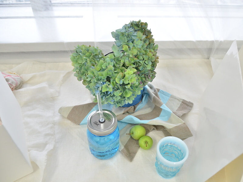 寒色系のメイソンジャーやアジサイのスタイリング。