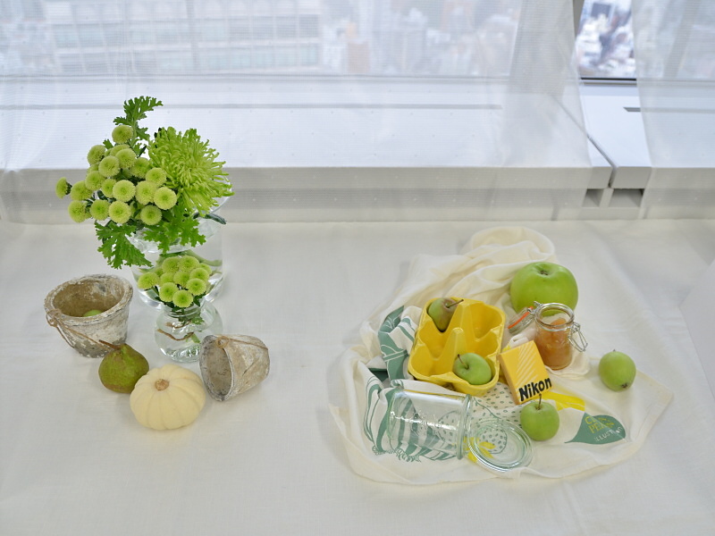 今道しげみ先生のニコンカレッジで名物になっているニコンのロゴが入った「まわしものクッキー」。ニコンカラーの黄色に合わせて、黄色のエッグケース、ブラムリーアップル、手作りジャムをスタイリング。