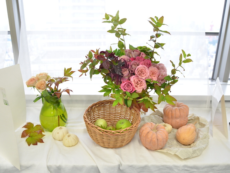 ピンク色を使ったスタイリングは一歩間違えると幼稚な印象を与えてしまうそうです。落ち着いた色のワンダーウォールという品種のバラと白いカボチャを使ったスタイリング。
