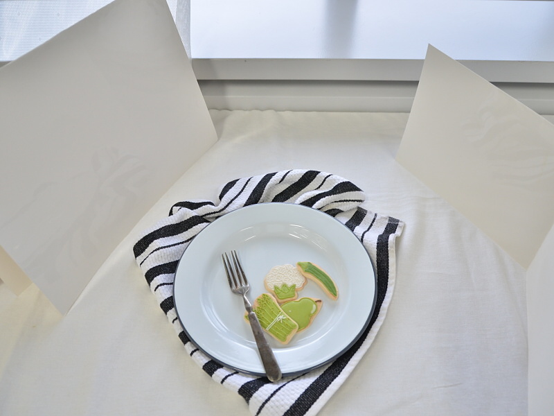 食卓の雰囲気を出したスタイリング。布をピンと敷くと1カ所でもしわがあると目立ちます。わざとクシャッと置くと自然な雰囲気をだしつつ、しわが気にならなくなるそうです。