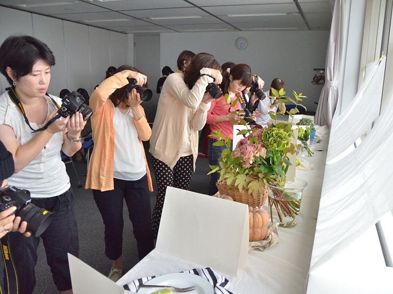 会場の電気を消して自然光だけで撮影します。この日はどんより曇り空で、会場の電気を消すとかなり薄暗くなりました。参加者からは「暗い場所でも明るく撮れることにびっくりです。暗い場所ではストロボを焚かなくちゃ撮れないものだと思っていました」という感想も。