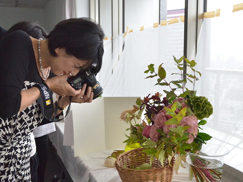 上から撮り、手前の葉っぱをボカしながら撮る今道先生。手前にボケた葉っぱが入ることで室内で撮影していても森の中なかにいるような雰囲気になる「森フォト」です。