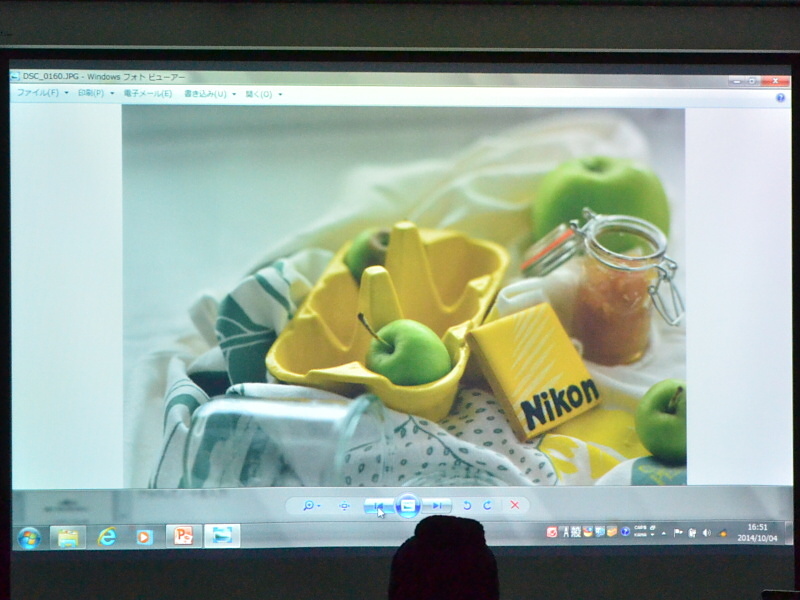 1枚目は右に傾いて不安定になってしまった例。2枚目は水平垂直をしっかり意識した例。瓶のようなものをスタイリングに取り入れるときは、水平垂直の狂いが目立つのでとくに気をつけるそうです。