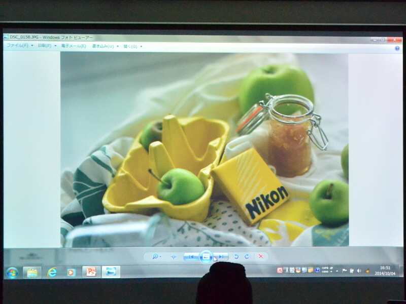 1枚目は右に傾いて不安定になってしまった例。2枚目は水平垂直をしっかり意識した例。瓶のようなものをスタイリングに取り入れるときは、水平垂直の狂いが目立つのでとくに気をつけるそうです。