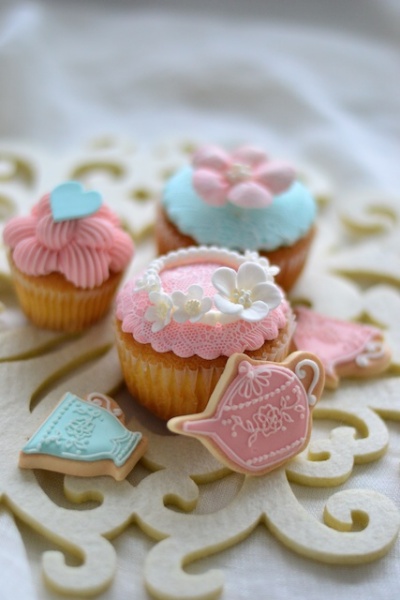 MME ROSEさんの作品です。「光のとらえ方（自然光、逆光など）と露出補正による撮影対象の表現の仕方が勉強になりました。また、女性ならではの観点からスタイリングの必要性も教えていただき、今後の室内での薔薇撮影に役立たせたいと思います」