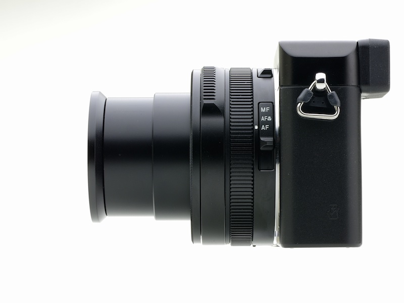 レンズには焦点距離24-75mm相当（35mm判換算）F1.7-2.8のLEICA DC VARIO-SUMMILUXを採用。左が広角端、右が望遠端の状態