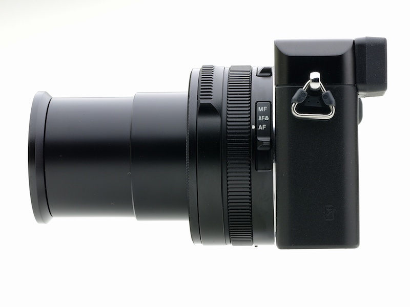 レンズには焦点距離24-75mm相当（35mm判換算）F1.7-2.8のLEICA DC VARIO-SUMMILUXを採用。左が広角端、右が望遠端の状態