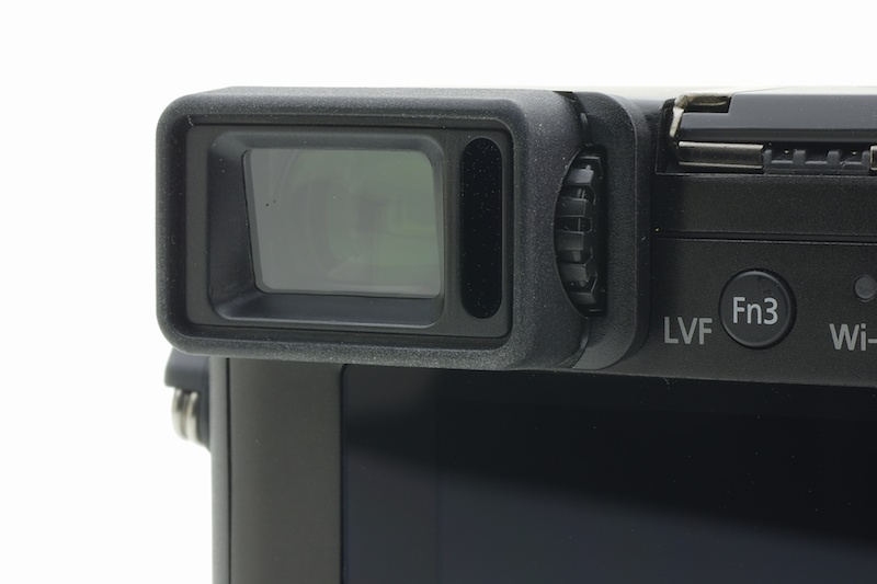 0.38型約276万ドット相当のEVF。35mm判換算での倍率は約0.7倍