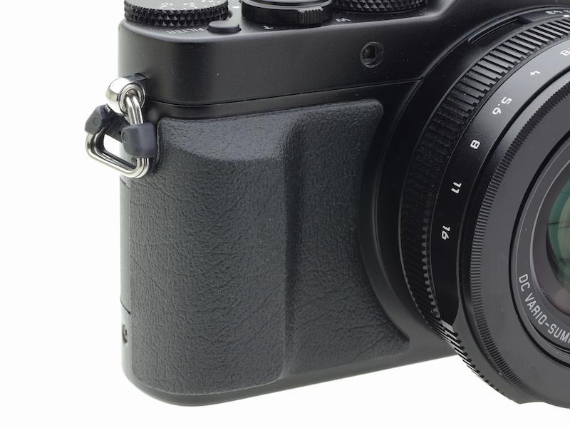 GX7を思わせる形状のグリップ。ただしあれほどごつくはない