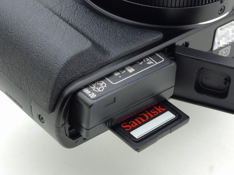 バッテリー&amp;メディア室。GX7のようなバッテリー斜め差しではない