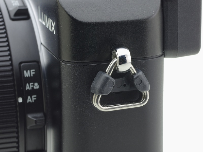 ストラップ取り付け部。傷防止付きカバーがついた、いわゆる三角環を採用