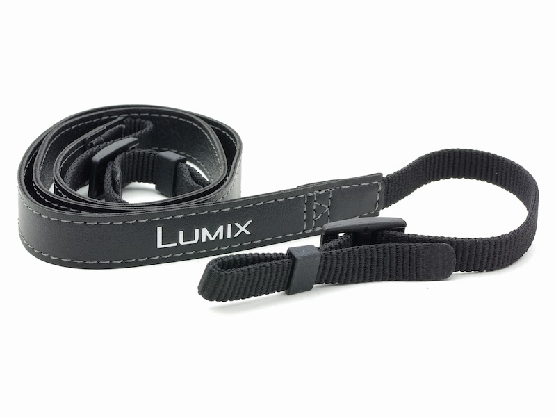付属のストラップ。ブラックの細身でLUMIXロゴ入り