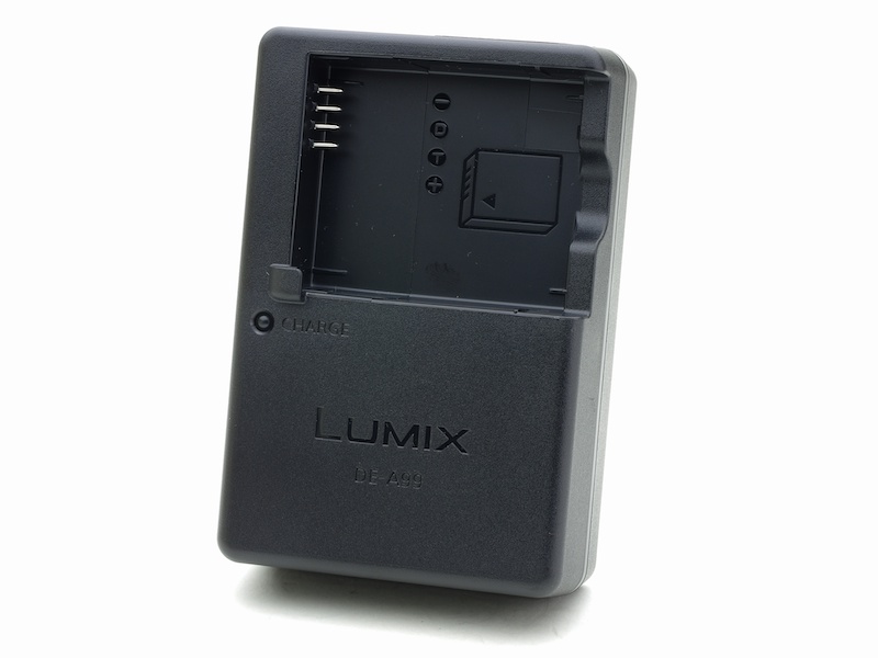 充電器DMW-BTC9が付属。バッテリーパックのDMW-BLG10ともども、GX7やGMシリーズと共用できる