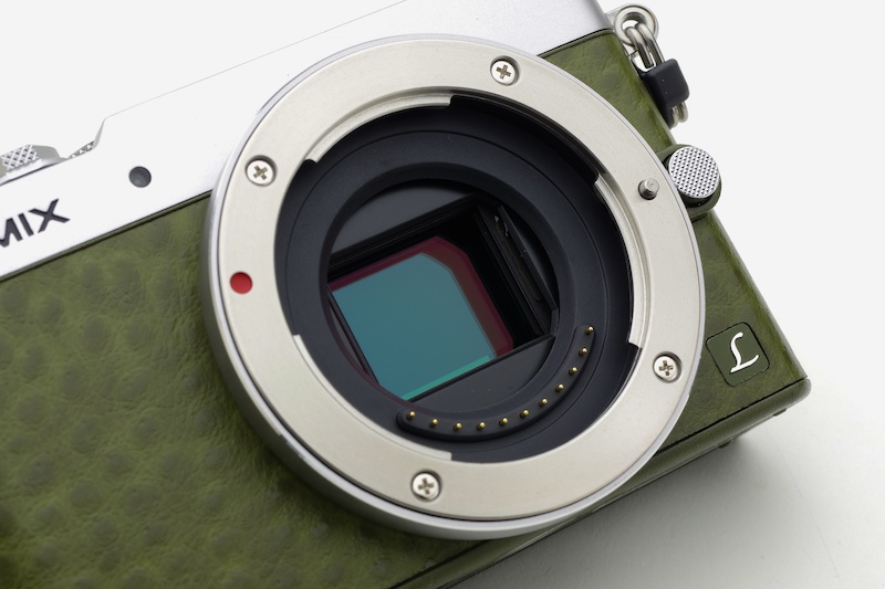 有効1,600万画素の4/3型CMOSセンサーを搭載。GM1と同じスペックだ