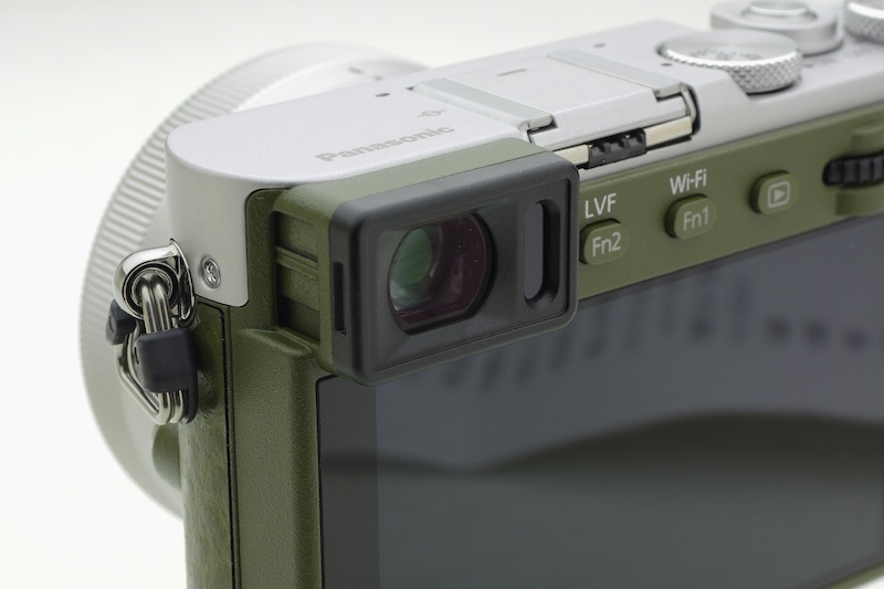 目玉となる電子ビューファインダー。0.46型の約117万ドット相当。向かって左のつまみは視度補正用