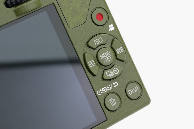 4方向ボタン。GM1と異なり、各ボタンが独立形状になった