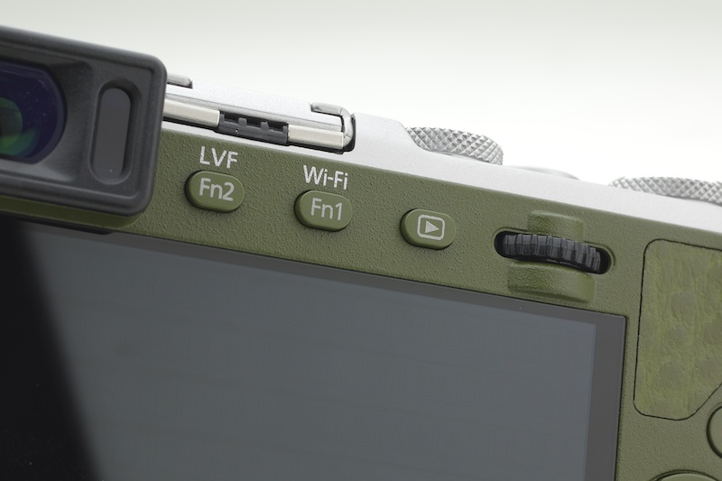 背面モニターの上部。右端にGM1にはない後ダイヤルが見える