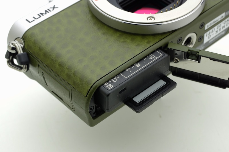 バッテリーパックはGM1と共通のDMW-BLH7。撮影可能枚数は電子ビューファインダーのみで約260枚