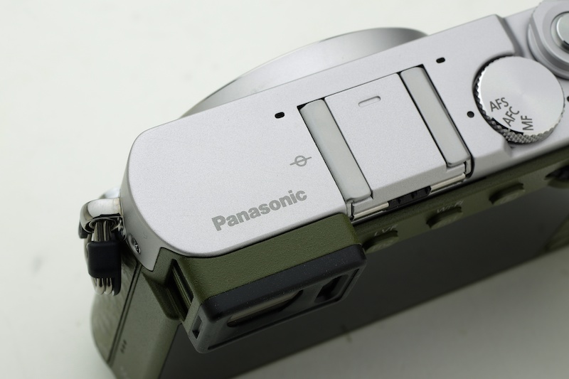 その代わり内蔵ストロボが省略された。跡地には電子ビューファインダーが埋め込まれている