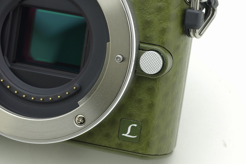 レンズ取り外しボタンにもローレットが刻まれている