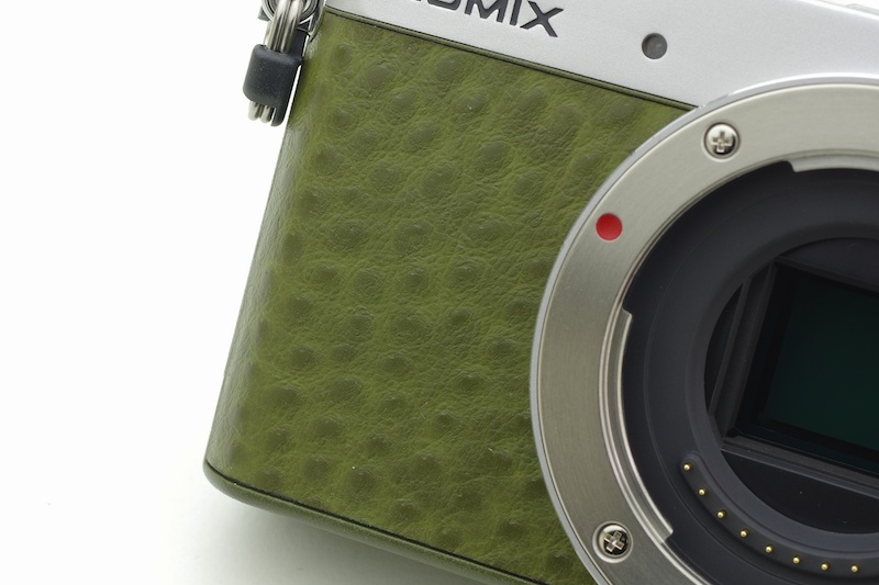 凹凸のはっきりした貼り革。オーストリッチを模したものか。高級感がある