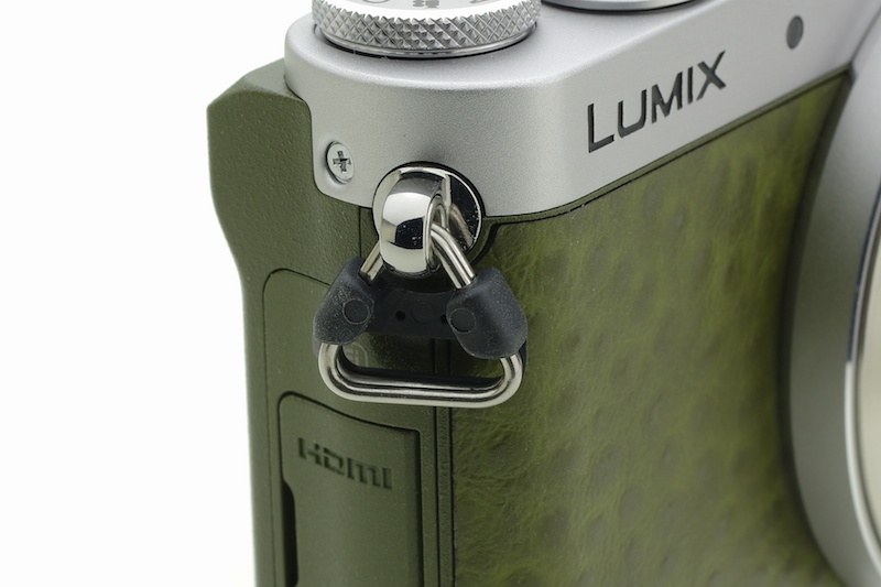 ストラップ取り付け部はいわゆる三角環タイプだ