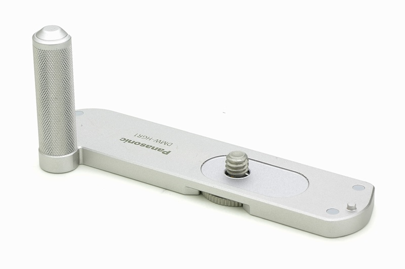 GMシリーズ共通のオプション、ハンドグリップDMW-GHR1を装着したところ